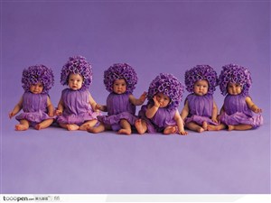 装成紫色花朵的婴儿