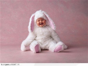 大笑中的兔装婴儿