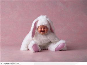 笑到皱眉的兔装婴儿