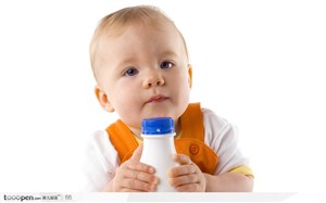 抱着牛奶瓶的婴儿
