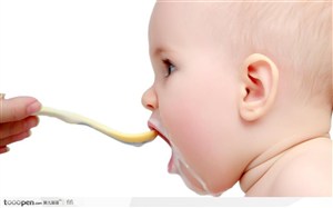 吃婴儿食品的婴儿