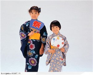 穿着和服的日本儿童