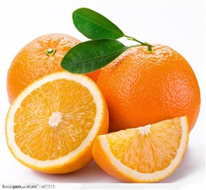 切开的与完整的橙