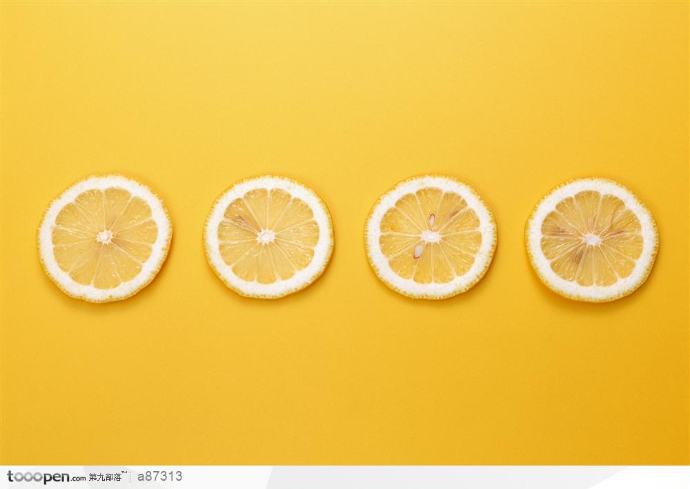 排成一排的柠檬片