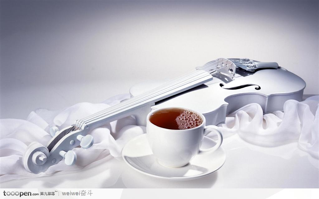 白色小提琴和红茶茶杯