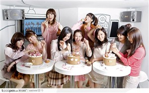 吃着DIY蛋糕的韩国明星团体