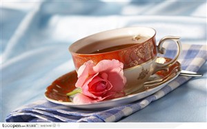 精致欧式茶杯里的红茶和茶盘上的花朵