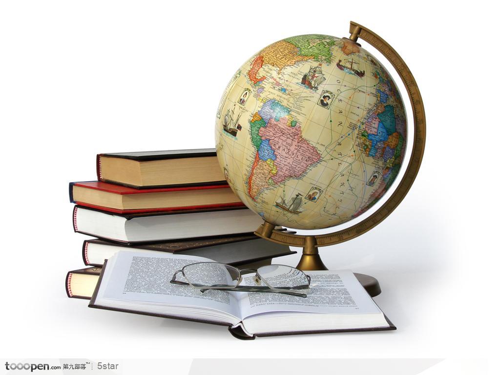 地球仪全球航海图和书本眼镜