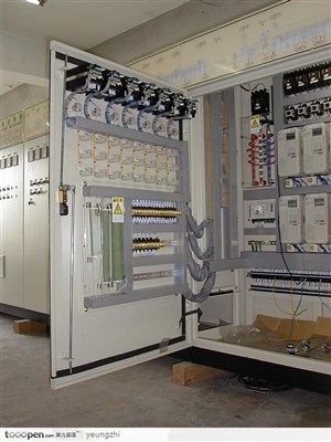 科技产品-打开的电子控制柜