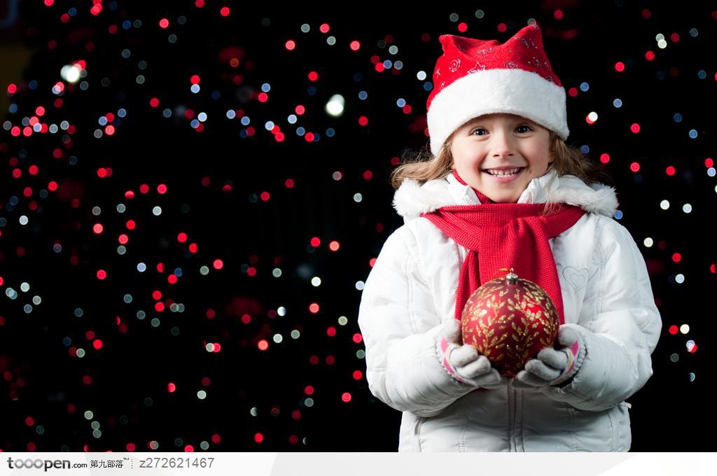 圣诞节抱着圣诞节装饰彩球的外国可爱小女孩