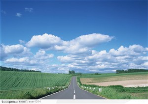 蓝天白云下日本的农田田野和山脉
