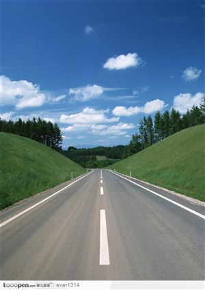 蓝天白云下的绿地和日本公路