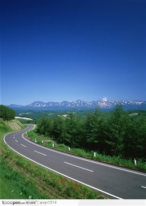蓝天下的山脉和森林高速公路