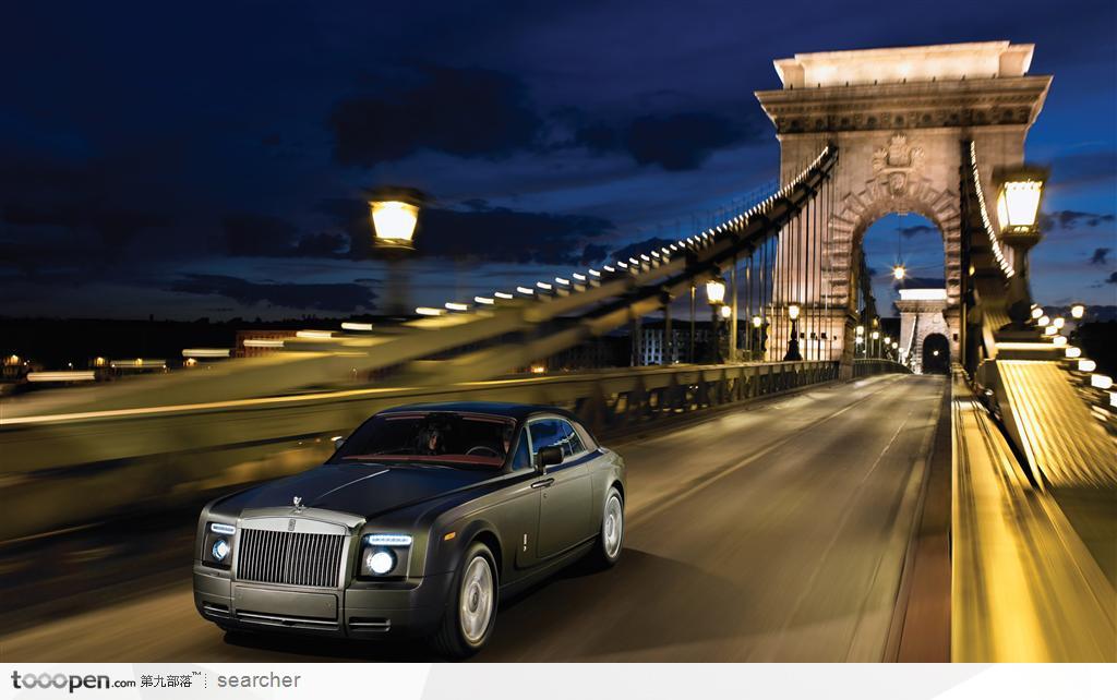 在欧洲古老吊桥上行驶的劳斯莱斯rolls-royce豪华汽车
