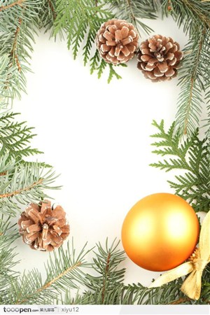 圣诞节饰物边框松果松针和金色圣诞彩球