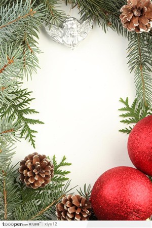 圣诞节饰物边框松果松针和圣诞彩球
