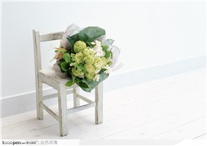 白色旧椅子上的一大束鲜花