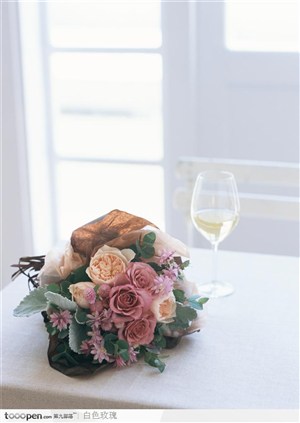 桌子上的鲜花和玻璃酒杯