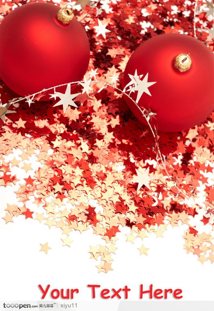 金色小星星贴纸堆里的红色圣诞彩球
