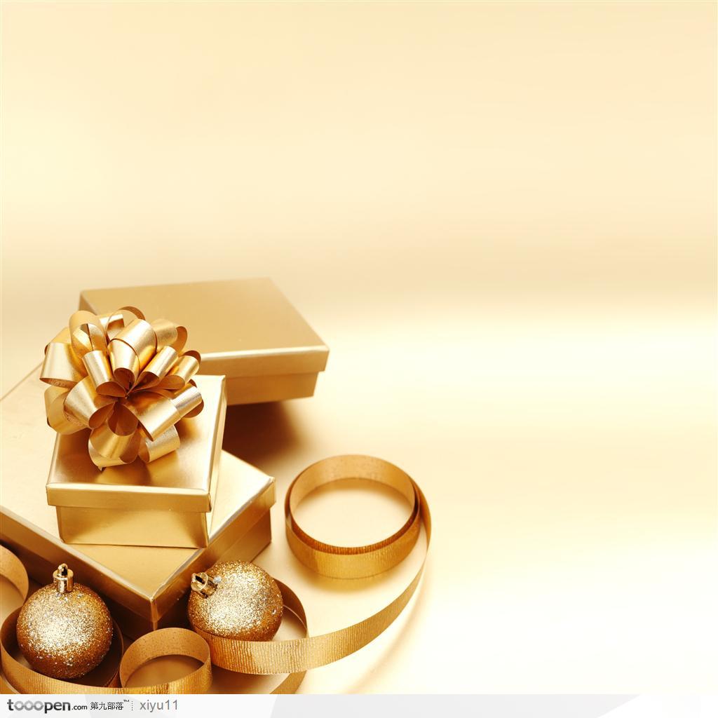 金色圣诞礼盒 彩球和丝带