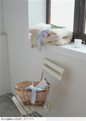 椅子上的竹篮与窗台上的毛衣