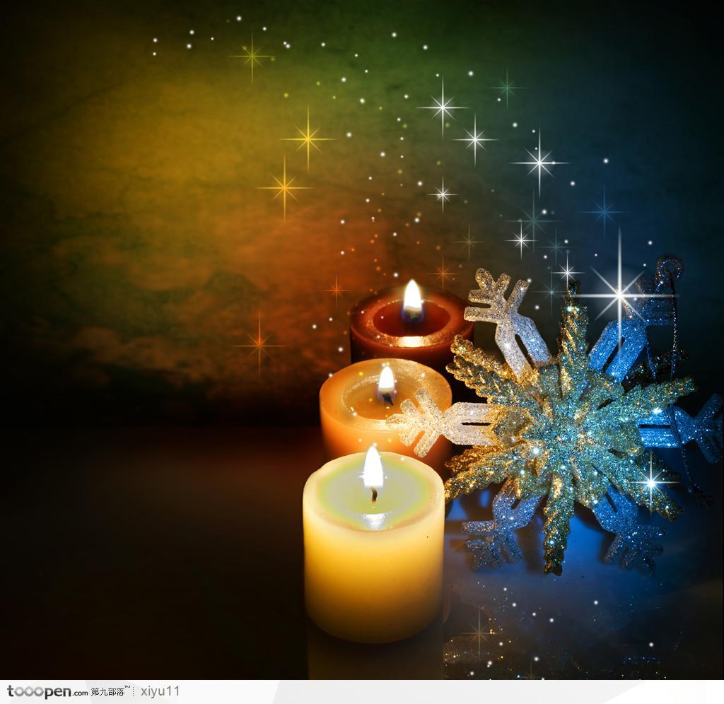 漂亮的圣诞蜡烛和装饰雪花