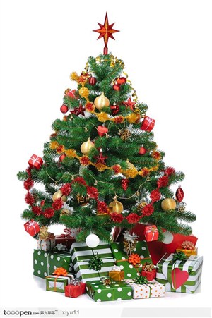 漂亮的圣诞树挂着圣诞彩球和装饰