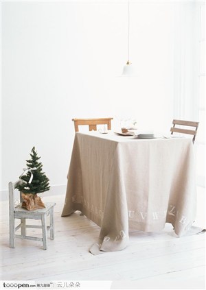 餐桌上的饮食与椅子上的圣诞树