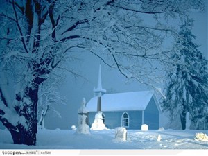 夜晚被雪覆盖的教堂房屋