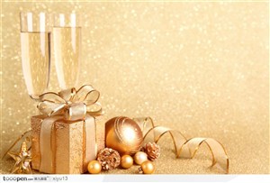 圣诞节漂亮的金色圣诞装饰与高脚酒杯