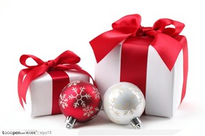 圣诞礼物-白色的礼盒与彩球
