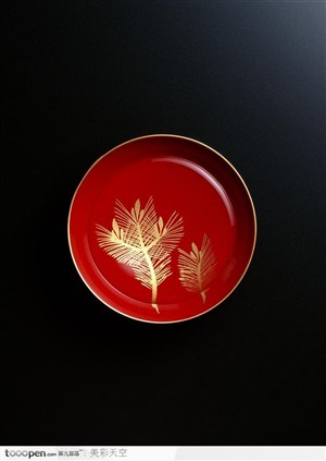 一个锈红色印花瓷盘