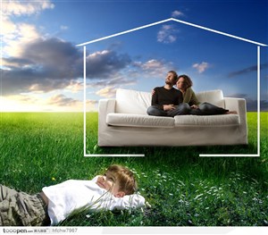蓝天白云下草地上白色布艺沙发上的夫妻和草地上的小孩