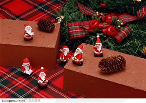 红格子上面的红砖块与圣诞老人