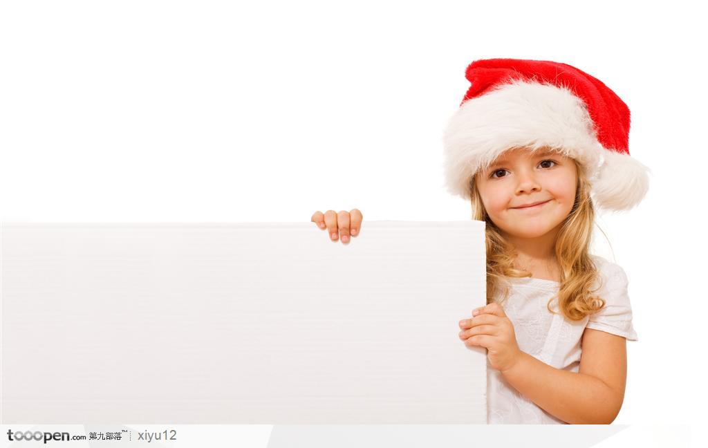 圣诞小儿童-漂亮的小女孩拿着白版