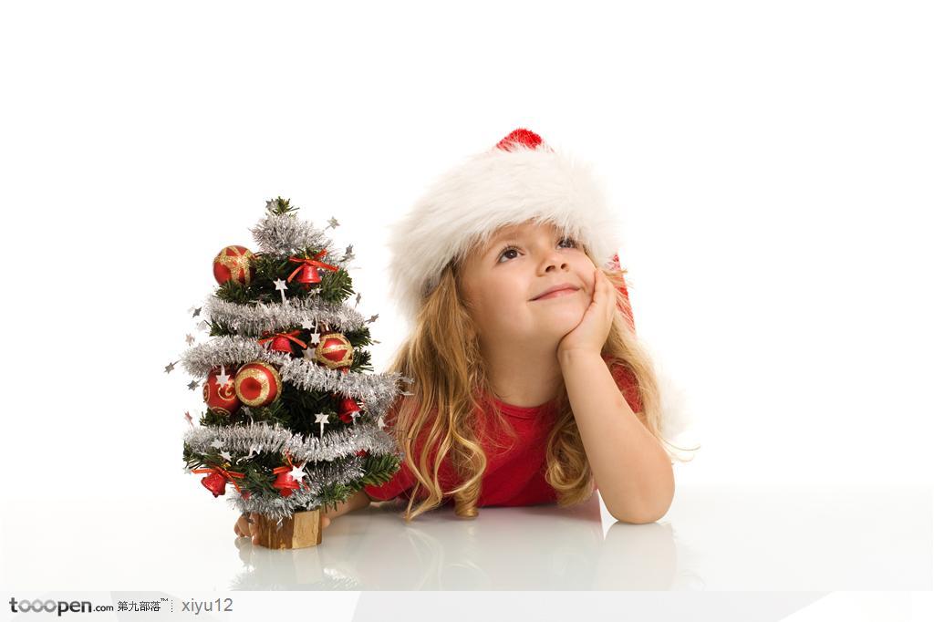 圣诞小儿童-圣诞树旁思考的小女孩