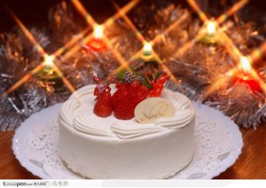 摇曳的烛光下的精美的草莓蛋糕