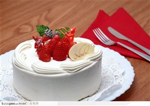 白色奶油蛋糕与红色新鲜草莓