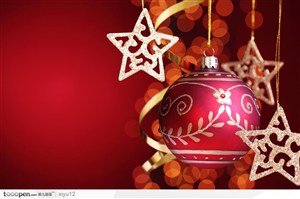 圣诞礼物-悬挂的圣诞球和星星
