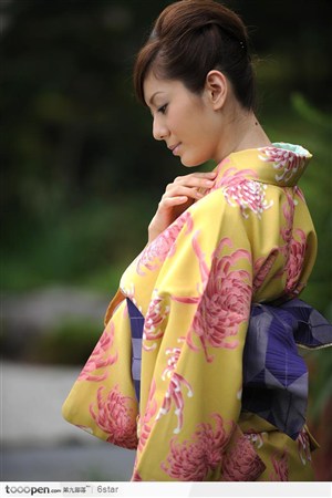 穿和服的日本模特明星--麻美