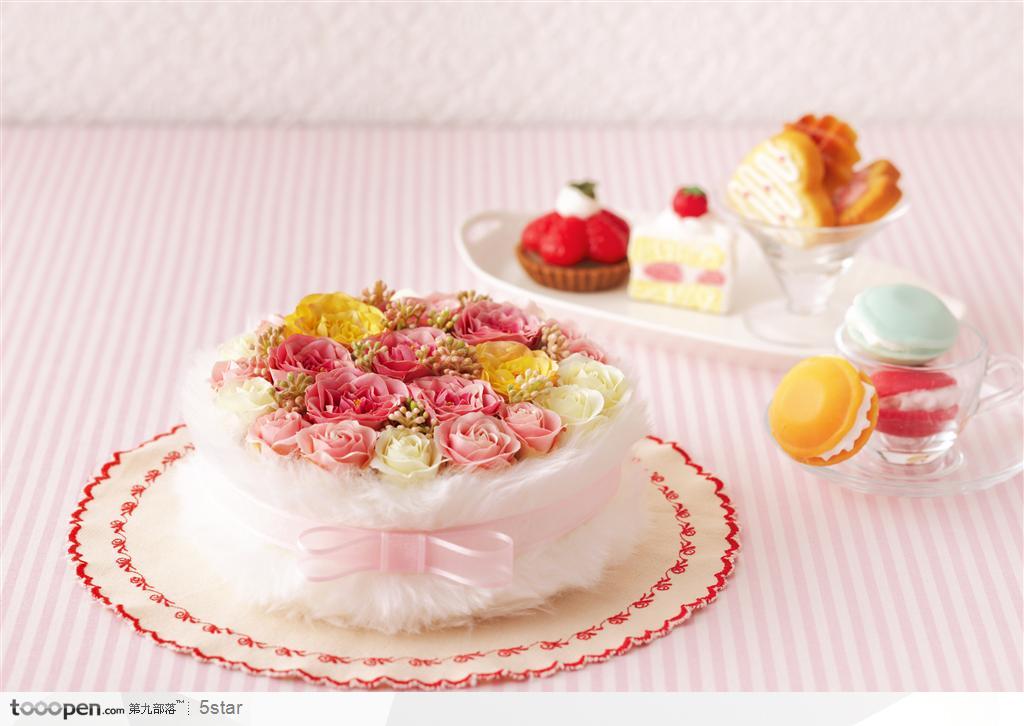 插满玫瑰花的生日蛋糕和冰箕凌