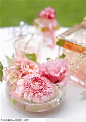放在玻璃瓶里的菊花 玫瑰花