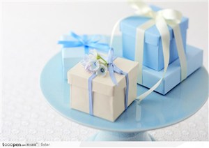 白与蓝色调高雅的礼物礼盒