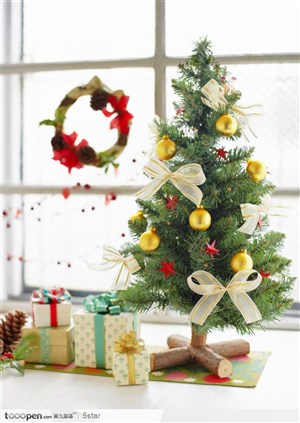 挂满礼物的圣诞树 和礼物礼盒