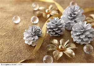 圣诞节素材--珠花和白色的松子