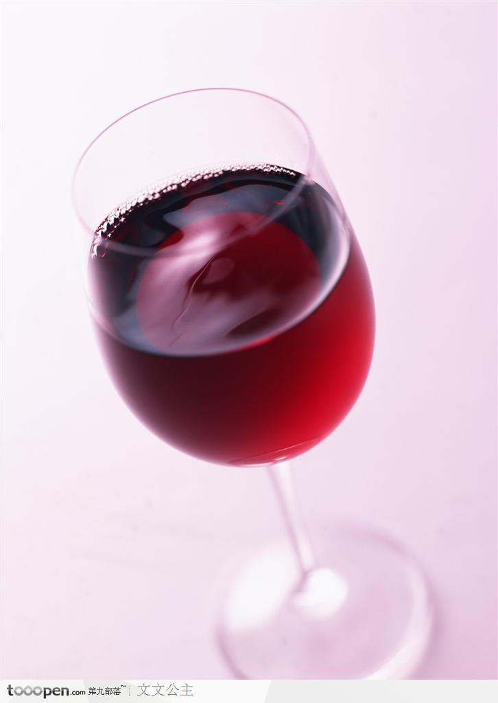玻璃杯里泛涟漪的红酒