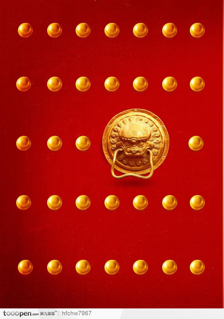 中华传统元素大红门上的铜狮子门扣