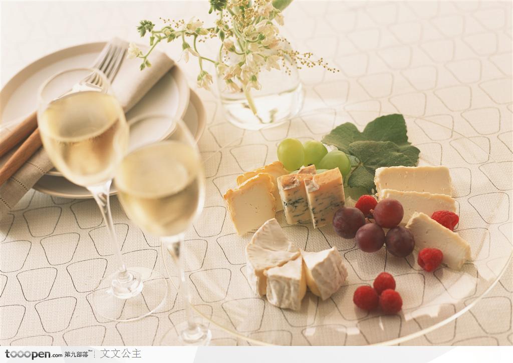 餐桌上的美食与香槟酒