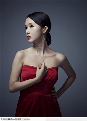 穿红色礼服的韩国明星美女李贞贤