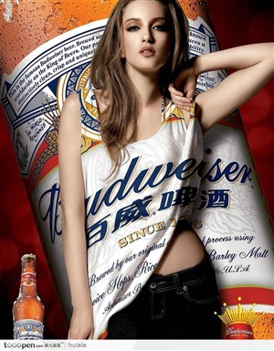 穿性感泳装的百威啤酒广告美女模特